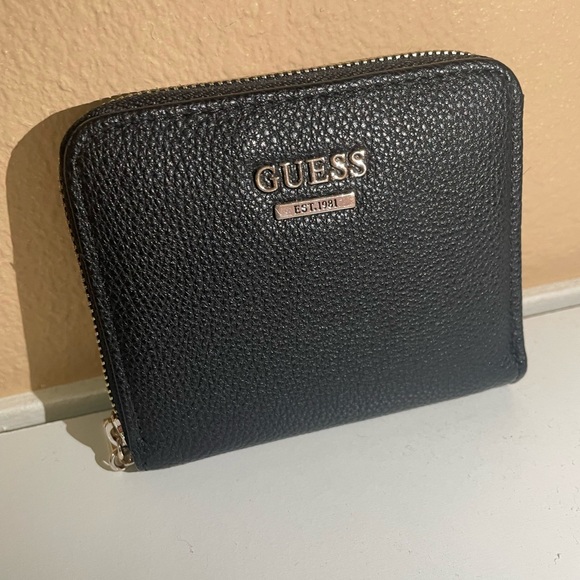 Guess small zip around wallet. Perfect condition. Never used. - Picture 4 of 6
